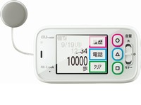 カウントした歩数を家族に自動でメール送信する歩数計「Mi-Look」。緊急ブザーや現在位置を確認する機能も備える（提供：KDDI）