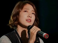 韓国MBCの水木ドラマ「君は僕に恋をした」(邦題:オレのことスキでしょ)のパク・シネ(イ・ギュウォン役)が母校100周年記念公演のヒロインを決めるオーディションで歌を歌う途中に突然涙を流し始め、見る者を不思議がらせる。 韓国MBCの水木ドラマ「君は僕に恋をした」(邦題:オレのことスキでしょ)のパク・シネ(イ・ギュウォン役)が母校100周年記念公演のヒロインを決めるオーディションで歌を歌う途中に突然涙を流し始め、見る者を不思議がらせる。