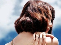 ユン・ウネのハワイでの写真がついに公開され話題となっている。ファッションマガジン「BAZAAR」のカルティエのページには彼女のセクシーな姿が載っておりファンの目を引いている。