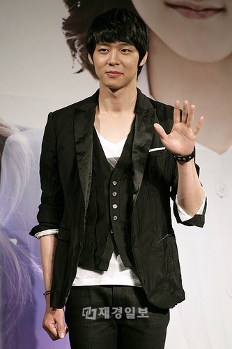 韓国の音楽専門サイト、モンキー3(www.monkey3.co.kr)が14日から20日まで「夏休みを一緒に過ごしたいスターは？」というテーマで投票を行った結果、1位は10,535票(52%)で男性アイドルグループ「JYJ」のパク・ユチョンとなった。
