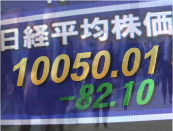 ２５日後場の東京株式市場は、軟調小動き。米国の債務上限拡大を巡る大統領と議会との協議が難航と伝えられ、今夜のＮＹ株式を見定めたい雰囲気。値下がり銘柄数が徐々に増え、物色は好決算銘柄や好業績予想の銘柄が中心だった。主力銘柄の動きが重く、東証１部の売買代金は１兆円に未達。