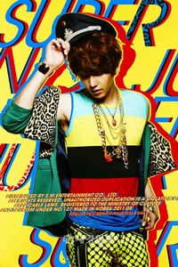 8月3日、5枚目のアルバムでカムバックするSUPER JUNIOR(スーパージュニア)が公式ホームページ(http://superjunior.smtown.com)でメンバーの変身姿を順に公開するなか、23日キュヒョンのティーザー写真が公開され関心を集めている。 8月3日、5枚目のアルバムでカムバックするSUPER JUNIOR(スーパージュニア)が公式ホームページ(http://superjunior.smtown.com)でメンバーの変身姿を順に公開するなか、23日キュヒョンのティーザー写真が公開され関心を集めている。