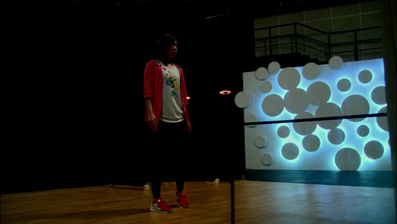 芸術大学のキャンパスで繰り広げられる20代の若者の夢と愛を描いた韓国MBCの水木ドラマ「君は僕に恋をした」（邦題：オレのことスキでしょ）で、明るい性格の伽耶琴少女イ・ギュウォン役を演じるパク・シネのファッションが注目を集めているという。