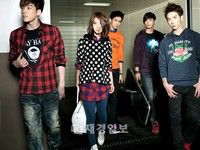 韓国の女優ソン・ジヒョと人気男性歌手グループ「2AM」が、韓国のデニムブランド、JAMBANGEE(ジャムベンイ)の2011年の広告撮影で再会した。 韓国の女優ソン・ジヒョと人気男性歌手グループ「2AM」が、韓国のデニムブランド、JAMBANGEE(ジャムベンイ)の2011年の広告撮影で再会した。