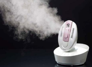 ヤーマンは、２６日に高輝度携帯型フォトミスト「プラチナホワイト　うるおいミスト」、スチーム量たっぷりの置き型スチーマー「プラチナホワイト　うるおいスチーマー」、『モバ美』スタイルの携帯型フォトミストと置き型スチーマーを組合わせた、業界初の次世代スチーマー「プラチナホワイト　うるおいステーション」の３商品を９月中旬より全国の家電量販店で販売する。