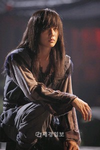 韓国SBSの月火ドラマ「武士ペク・ドンス」が月火ドラマの視聴率トップを維持し、また自らの記録を更新した。写真=アイエムカンパニー IM 韓国SBSの月火ドラマ「武士ペク・ドンス」が月火ドラマの視聴率トップを維持し、また自らの記録を更新した。写真=アイエムカンパニー IM