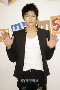 韓国の音楽専門サイト「モンキー3」(www.monkey3.co.kr)が21日から27日まで「後ろから抱きしめたい男は?」というアンケート調査で、JYJのキム・ジェジュンが1位となった。 韓国の音楽専門サイト「モンキー3」(www.monkey3.co.kr)が21日から27日まで「後ろから抱きしめたい男は?」というアンケート調査で、JYJのキム・ジェジュンが1位となった。