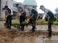 7月28日午後、国防広報院のブログで「広報支援隊員水害復旧支援現場」というタイトルで、兵役中の韓国俳優イ・ジュンギが復旧作業をしているの姿が公開された。写真＝国防広報院ブログ