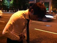 イ・ドンウクはドラマ「女の香り」 の撮影で忙しいスケジュールをこなしながらも、自身の近況を伝えることでファンたちとのコミュニケーションを図っている。