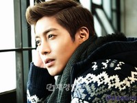 韓国人気アイドルグループ「SS501」のキム・ヒョンジュンがカジュアルブランド「HANG TENコリア」(www.hangten.co.kr)の秋の写真で、あどけない少年の姿から男性美あふれる姿まで、さまざまな魅力を見せた。