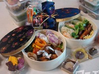 4日、パク・シフの日本人ファンらがパク・シフが出演する韓国KBSドラマ「姫の男」の俳優とスタッフのため100人分の弁当を用意し、応援をしたという。