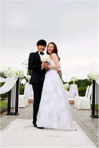 ユン・サンヒョンの身長に対する疑惑は、今月末に放映される韓国MBC新水木ドラマ 「負けてたまるか」の相手役チェ・ジウのおかげで払拭されるだろう。