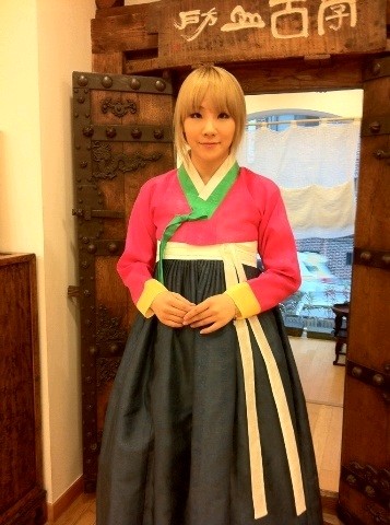 韓国ガールズグループ「2NE1」のサンダラ・パク（ダラ）が、リーダー、CL（シエル・本名イ・チェリン）のチマチョゴリ姿を公開した。