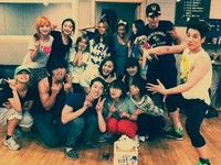 韓国男性アイドルグループ「2AM」のリーダー、ジョ･グォンが自身のツイッターに韓国の女性グループ「Wonder Girls」(ワンダーガールズ)のリーダー、ソンイェの誕生日パーティー写真を公開した。写真= チョ・グォンツイッター