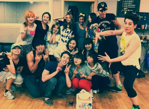 韓国男性アイドルグループ「2AM」のリーダー、ジョ･グォンが自身のツイッターに韓国の女性グループ「Wonder Girls」(ワンダーガールズ)のリーダー、ソンイェの誕生日パーティー写真を公開した。写真= チョ・グォンツイッター