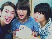 韓国男性アイドルグループ「2AM」のリーダー、ジョ・グォンが自身のツイッターに韓国の女性グループ「Wonder Girls」(ワンダーガールズ)のリーダー、ソンイェの誕生日パーティー写真を公開した。写真= チョ・グォンツイッター 韓国男性アイドルグループ「2AM」のリーダー、ジョ・グォンが自身のツイッターに韓国の女性グループ「Wonder Girls」(ワンダーガールズ)のリーダー、ソンイェの誕生日パーティー写真を公開した。写真= チョ・グォンツイッター