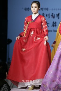 「パク・スルニョ(韓服デザイナー)の韓服愛を分かち合うファッションショー」のリハーサルが16日午後、ソウル漢南洞のハイアットホテルグランドボールルームにて行われた。写真はKARAのカン・ジヨン。