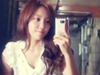 韓国の人気ガールズグループ「T-ara」（ティアラ）のメンバー、ヒョミンがホットパンツ姿で脚線美を披露した。写真：ヒョミンのツイッター
