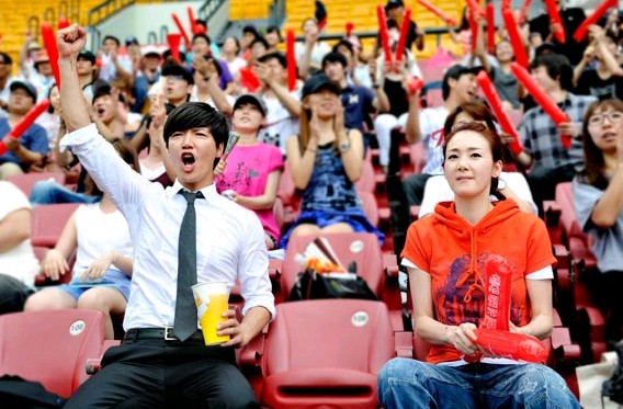 韓国MBCの水・木ドラマ「負けてたまるか！」（脚本イ・スクジン、演出イ・ジェドン）主演のチェ・ジウとユン・サンヒョンが蚕室（チャムシル）野球場で初キスをした。写真=韓国MBC
