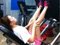 韓国のガールズグループ「KARA」(カラ)の末っ子メンバー、カン・ジヨンが、運動中の脚線美を披露した。写真=カン・ジヨンのツイッターより