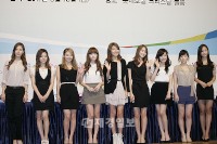 「2010-2012 韓国訪問の年、少女時代広報大使委嘱式」が19日午後、ソウル・ソゴン洞のロッテホテルで開かれた。式には女性アイドルグループの「少女時代」(ユナ、スヨン、ヒョヨン、ユリ、テヨン、ジェシカ、ティファニー、ソニー、ソヒョン)が参加した。 「2010-2012 韓国訪問の年、少女時代広報大使委嘱式」が19日午後、ソウル・ソゴン洞のロッテホテルで開かれた。式には女性アイドルグループの「少女時代」(ユナ、スヨン、ヒョヨン、ユリ、テヨン、ジェシカ、ティファニー、ソニー、ソヒョン)が参加した。
