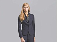 コナカの女性向け細身スーツ「WOMEN'S SKINNY SUIT」。