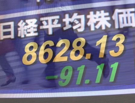 ２２日後場の東京株式市場は、次第に弱含む展開。円相場は小動きのまま推移し、前週末の海外市場でつけた過去最高値（１ドル７５円９５銭）に向けて再騰する様子がなかった。