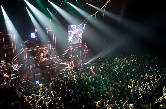 韓国の男性5人組バンド「FTISLAND」（FTアイランド）の単独コンサート「PLAY FTISLAND 2011 IN SEOUL」が20日、ソウルアクスコリアで開かれ、会場に集まった大勢のファンを魅了した。