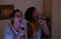 これまでメロドラマの姫として多くのファンから愛されてきたきたチェ・ジウが、24日に初放送されるMBC新水木ドラマ「負けてたまるか！」のカラオケシーンではコミカルな姿へと大胆なイメージチェンジを遂げ、撮影場にいたスタッフまで笑わせてしまったという。写真＝イギムプロダクション