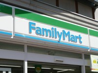 ファミリーマートは22日、11月下旬から、全国の店舗で「JCB」「Visa」など5ブランドのクレジットカード決済に対応すると発表した。写真は、ファミリーマートの本郷三丁目店（2011年4月）