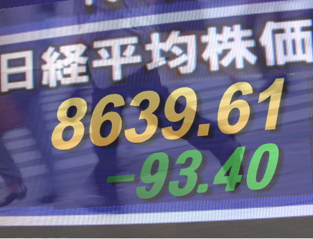 ２４日後場の東京株式市場は、大引けにかけ全般軟調。米格付け会社による日本国債の格下げを受け、ＮＹ株式の３２２ドル高を受けた買い一巡の後は模様ながめ。野田財務相が昼前に臨時会見を行なったものの、次の首相候補として苦戦が伝えられるため、模様ながめとなった。