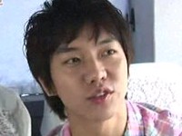 韓国の歌手で俳優のイ・スンギが、韓国KBS 2TVの人気バラエティー番組「ハッピーサンデー1泊2日」（以下「1泊2日」）のナ・ヨンソクプロデューサーに製作費の用途について追及した。