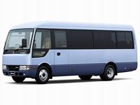 小型バス「新型ローザ」（ロングボディ･室内プレミアム仕様・撮影用特別仕様車)。写真：三菱ふそうトラック・バス提供。

