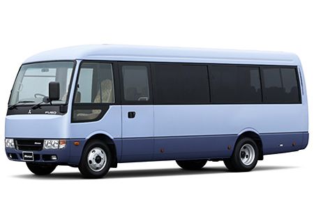 小型バス「新型ローザ」（ロングボディ･室内プレミアム仕様・撮影用特別仕様車)。写真：三菱ふそうトラック・バス提供。
