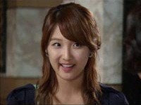 週末ドラマで“演技するアイドル”として果敢に挑戦している韓国人気ガールズグループ「4Minute」（フォーミニッツ）のナム・ジヒョンが、メンバーのキム・ヒョナやクォン・ソヒョンらから熱烈に応援されていると話題だ。