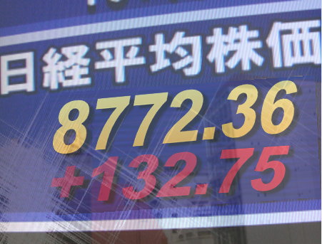２５日後場の東京株式市場は、全般一段高のあと一進一退。円相場が１ドル７７円前後と昨日より円安気味になり、昨日、格下げを受けた国債は、本日２０年債の入札が行なわれ底堅いまま平穏。