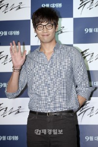 ソン・ガンホ主演の韓国映画「青い塩」のVIP試写会が開かれ、出演者らが参加した。写真はチェ・ダニエル。