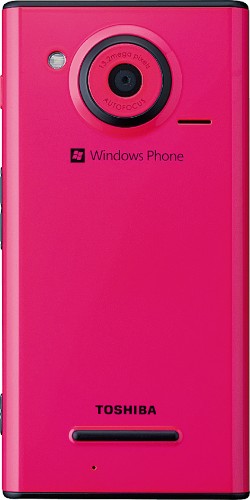 米マイクロソフトのスマートフォン向けOS「Windows Phone（ウィンドウズフォン） 7.5」を搭載した「Windows Phone IS12T」（提供：KDDI）