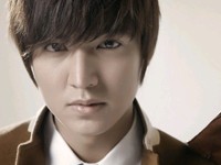 男性服ブランド「TRUGEN(トゥルゼン)」の秋冬シーズン新製品のCM写真で、ブランドの専属モデルであるイ・ミンホの姿が披露された。