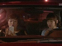 韓国SBSドラマ「ボスを守れ！」第7話でハ・ジェスクがチェ・ガンヒと車で走行中、携帯の液晶を見ながら満足げな笑みを浮かべる様子が描かれた。というのは、その液晶の中にヒョンビンとウォンビンの写真が入っていたからだ。