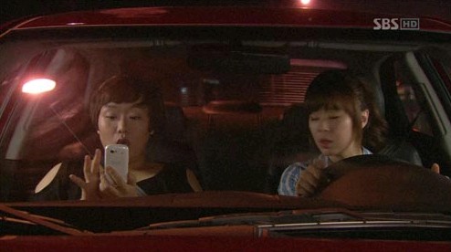 韓国SBSドラマ「ボスを守れ！」第7話でハ・ジェスクがチェ・ガンヒと車で走行中、携帯の液晶を見ながら満足げな笑みを浮かべる様子が描かれた。というのは、その液晶の中にヒョンビンとウォンビンの写真が入っていたからだ。
