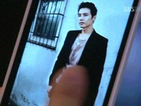 韓国SBSドラマ「ボスを守れ！」第7話でハ・ジェスクがチェ・ガンヒと車で走行中、携帯の液晶を見ながら満足げな笑みを浮かべる様子が描かれた。というのは、その液晶の中にヒョンビンとウォンビンの写真が入っていたからだ。