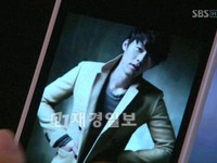 韓国SBSドラマ「ボスを守れ！」第7話でハ・ジェスクがチェ・ガンヒと車で走行中、携帯の液晶を見ながら満足げな笑みを浮かべる様子が描かれた。というのは、その液晶の中にヒョンビンとウォンビンの写真が入っていたからだ。