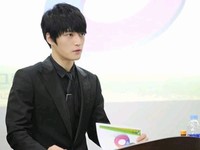 今や韓国ドラマでの室長ブームは去り、本部長が全盛期。最近地上波の放送局3社で人気を集めているドラマの主人公たちは、皆財閥会長の父を持つ本部長。劇中では彼らが女性ヒロインと甘い恋愛をする姿だけが主に描かれている。それでは仕事は一体いつしているのだろうか? 今や韓国ドラマでの室長ブームは去り、本部長が全盛期。最近地上波の放送局3社で人気を集めているドラマの主人公たちは、皆財閥会長の父を持つ本部長。劇中では彼らが女性ヒロインと甘い恋愛をする姿だけが主に描かれている。それでは仕事は一体いつしているのだろうか?