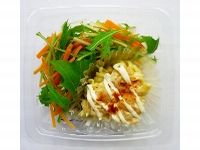 ファミリーマートの惣菜・サラダ新ブランド「彩り famima DELI」海老マヨと5種野菜のサラダ　198円（税込）（写真：ファミリーマート提供）
