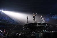 BEAST、4Minute、G.NAを擁するCUBEエンタテインメントが25日、日本武道館でファミリ―コンサートを開催し、会場に集まった9500人のファンを熱狂させた。写真はライブ中のBEAST。