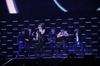 BEAST、4Minute、G.NAを擁するCUBEエンタテインメントが25日、日本武道館でファミリ―コンサートを開催し、会場に集まった9500人のファンを熱狂させた。写真はライブ中のBEAST。左からヤン・ヨソプ、ユン・ドゥジュン、ヨン・ジュンヒョン、ソン・ドンウン、イ・ギグァン、チャン・ヒョンスン。