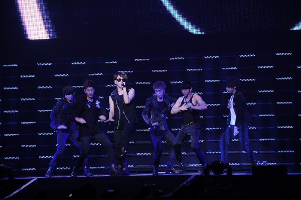 BEAST、4Minute、G.NAを擁するCUBEエンタテインメントが25日、日本武道館でファミリ―コンサートを開催し、会場に集まった9500人のファンを熱狂させた。写真はライブ中のBEAST。左からヤン・ヨソプ、ユン・ドゥジュン、ヨン・ジュンヒョン、ソン・ドンウン、イ・ギグァン、チャン・ヒョンスン。