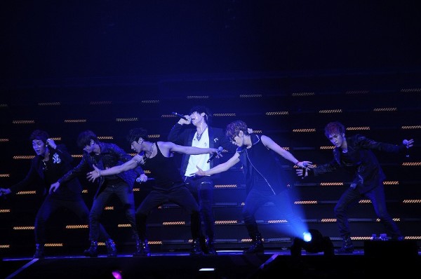 BEAST、4Minute、G.NAを擁するCUBEエンタテインメントが25日、日本武道館でファミリ―コンサートを開催し、会場に集まった9500人のファンを熱狂させた。写真はライブ中のBEAST。左からユン・ドゥジュン、ヤン・ヨソプ、イ・ギグァン、チャン・ヒョンスン、ソン・ドンウン、ヨン・ジュンヒョン