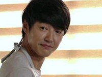 俳優ユン・サンヒョンが妻のために家事をこなす夫を演じ、韓国の既婚男性たちの公共の敵となっいる。
